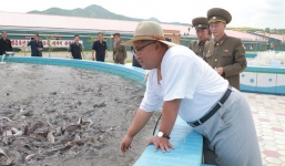 Giận dữ ở nhà máy thay vì tươi cười ở doanh trại: Thông điệp lớn của ông Kim Jong-un