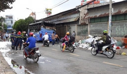 Xe khách Việt Thắng bốc cháy dữ dội giữa trưa, cả khu phố náo loạn ở Sài Gòn