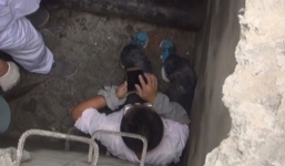 Cắm đầu lướt điện thoại khi đi bộ, người đàn ông té ngã rơi vào giếng sâu 4 mét