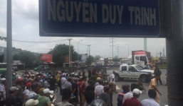 Cha gào khóc ôm thi thể con ở hiện trường tai nạn