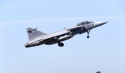 Máy bay chiến đấu Thụy Điển rơi xuống đất vì lý do hy hữu