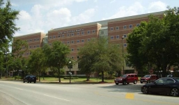 Lợi dụng nữ bệnh nhân đang yếu, bác sĩ giở trò đồi bại 