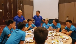 Xúc động cảnh HLV Park Hang Seo bùi ngùi chia tay tiền vệ Đỗ Hùng Dũng về Việt Nam