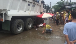 Mẹ ôm thi thể con gái lớp 4 gào góc sau vụ tai nạn thương tâm