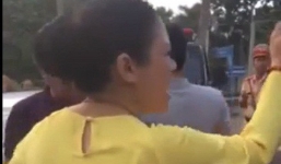 Vụ chửi bới CSGT khi chồng bị giữ ô tô: Người vợ rút tờ tiền 500.000 đồng ra định hối lộ