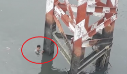 Người đàn ông Sài Gòn bỗng dưng nhảy cầu tự tử, thấy cảnh sát vội vàng tự bơi vào bờ