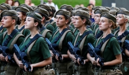 24h qua ảnh: Nữ quân nhân Ukraine luyện tập chuẩn bị cho lễ duyệt binh