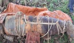 Lũ rút, người dân phát hiện quả bom 1 tấn trồi lên mặt đất