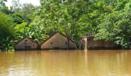 Trời nắng nóng, lũ vẫn cuộn về 'nuốt' nóc nhà dân ở Nghệ An