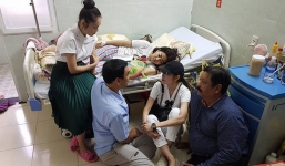 Quyền Linh đi chân đất, ngồi bệt xuống sàn nhà khi đến thăm hỏi Mai Phương