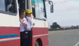 Xử nghiêm vụ học sinh bám trên cửa ô tô đang chạy tốc độ cao trên quốc lộ 