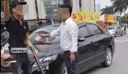 Sự thật bất ngờ vụ tài xế ô tô giơ 'thẻ đỏ' sau va chạm giao thông