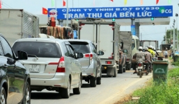 Trạm BOT Bến Lức 'tê liệt' vì người dân chặn không cho thu phí