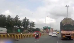 Thót tim cảnh xe máy không người lái lao trên đường cùng đứa trẻ