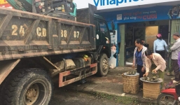 Xe tải không người lái đâm thủng tường trung tâm Vinaphone do tài xế đi ăn sáng không tắt máy