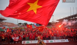 Người hâm mộ vỡ oà cảm xúc, đốt pháo sáng ăn mừng chiến thắng nghẹt thở của Olympic Việt Nam