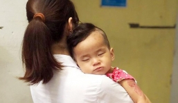 Hà Nội: Tìm người thân cho bé gái 15 tháng tuổi bị bỏ rơi tại công viên Hòa Bình trong tình trạng sốt cao