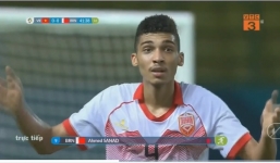 Cầu thủ Bahrain ngơ ngác sau khi nhận thẻ đỏ trực tiếp từ trọng tài