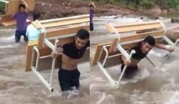 Xúc động hình ảnh thầy giáo vùng cao cõng bàn ghế vượt dòng nước xiết