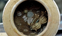 Hy hữu: Đào được hũ chứa đầy vàng từ thế kỷ 14