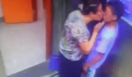 Cậu bé bất ngờ bị cụ bà cưỡng hôn trong thang máy khiến MXH phẫn nộ