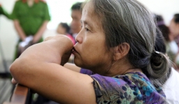 Hình ảnh giằng xé ở phiên xử vợ phân xác chồng phi tang tại Bình Dương