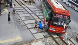 Tài xế xe giường nằm bị đâm xuyên kính bị tố nói 'chết mấy người tôi cũng phải lùi'