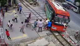 Nguyên nhân vụ xe khách húc tung barie đường sắt ở Thanh Hóa