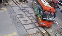 Mâu thuẫn khó hiểu trong vụ xe khách lao vào barie đường sắt 