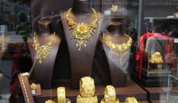 Giá vàng hôm nay 24/8/2018: Vàng lại chìm sâu dưới đáy khi đồng USD tăng giá