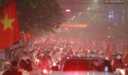 Hàng nghìn người hâm mộ cầm cờ tràn xuống các khu trung tâm ở Hà Nội, Hải Phòng ăn mừng chiến thắng của Olympic Việt Nam