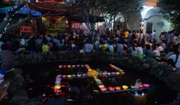 Hàng nghìn người Hà Nội đội mưa quây tụ về chùa Phúc Khánh dịp Đại lễ Vu Lan