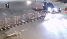 Clip: Xế hộp mất lái húc văng rào chắn, nhân viên gác tàu tháo chạy