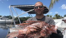 Hy hữu: Câu được cá sư tử khổng lồ xôn xao nước Mỹ