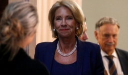 Mỹ: Bộ Giáo dục xem xét cấp tiền mua súng cho giáo viên