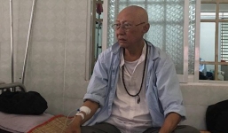 Nghệ sĩ Lê Bình xúc động gần khóc khi nhận số tiền trăm triệu giúp đỡ từ đồng nghiệp