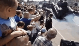 Xe tăng Nga bất ngờ bị lật nhào trong lễ duyệt binh có ông Putin tham dự