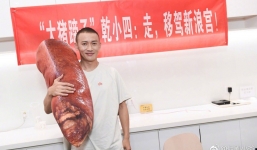 Phải ôm gối hình móng giò, 'Hoàng Thượng' Nhiếp Viễn dở khóc dở cười vì lý do sâu xa này