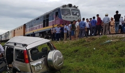 Hiện trường vụ tai nạn tàu hỏa đâm ô tô, 4 người thương vong