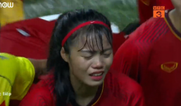 Hối hận vì quả 11m trượt, nữ cầu thủ Việt Nam khóc ngất, phải nhờ đồng đội dìu khỏi sân