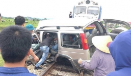 Về quê thắp hương ngày rằm, ô tô 7 chỗ bị tàu hỏa tông, 2 người tử vong tại chỗ