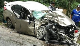 Xe con nát bét đầu sau cú đối đầu với xe khách trên quốc lộ