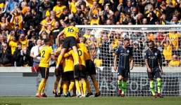 Dính đòn từ Cánh tay của Chúa, Man City 'chết hụt' trong cảnh tim đập chân run