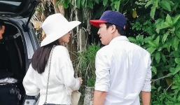 Sau đính hôn Nhã Phương và Trường Giang cùng diện đồ đôi, nhưng nàng sang chảnh diện túi Dior còn chàng vẫn một mực đi dép tổ ong 'bất hủ'