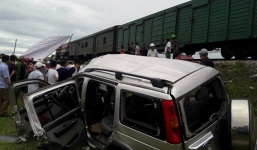 Đi thắp hương rằm tháng 7,  ô tô bị tàu hỏa tông, 4 người thương vong