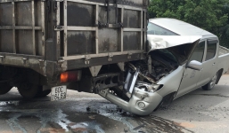 Tai nạn liên hoàn, 3 ô tô dính vào nhau, 2 người mắc kẹt trong cabin