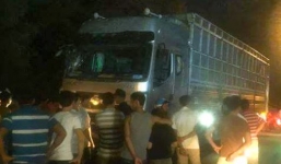 Xe tải lao vào đám đông đang giúp người bị tai nạn, 6 người thương vong