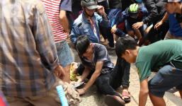 Hàng trăm thanh niên bất chấp nguy hiểm leo tường, chen nhau để giật đồ 'cúng cô hồn' ở Sài Gòn