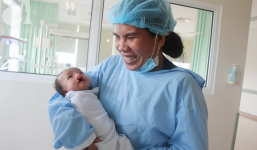 Bé trai bị suy dinh dưỡng chỉ nặng 2kg mà mẹ nghèo không đủ tiền đưa con đi chữa bệnh nay đã bụ bẫm, đáng yêu không ngờ