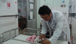 Bé gái 15 ngày tuổi suýt nguy hiểm vì xỏ lỗ tai